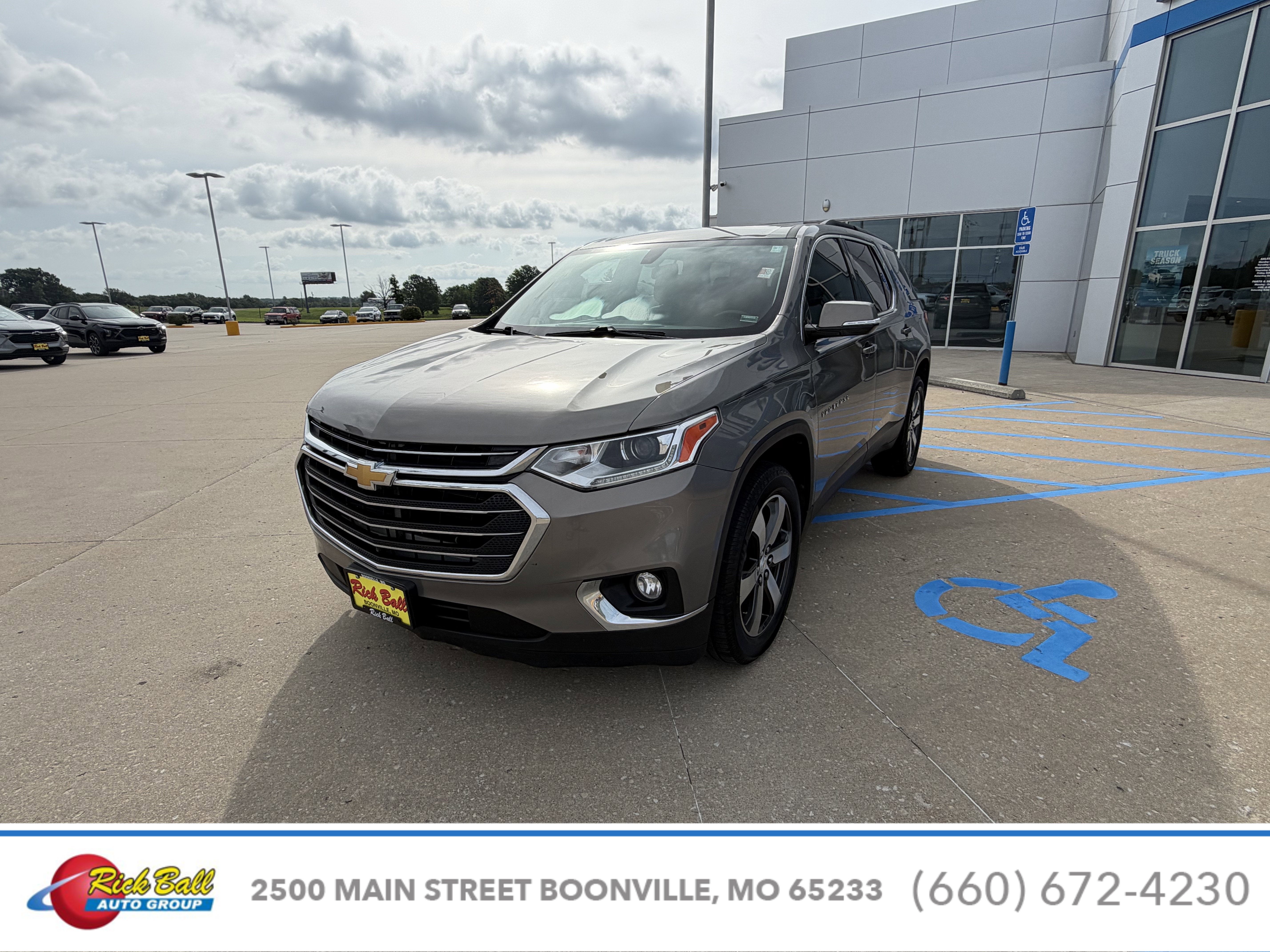 Used 2019 Chevrolet Traverse 3LT with VIN 1GNERHKW8KJ123898 for sale in Kansas City