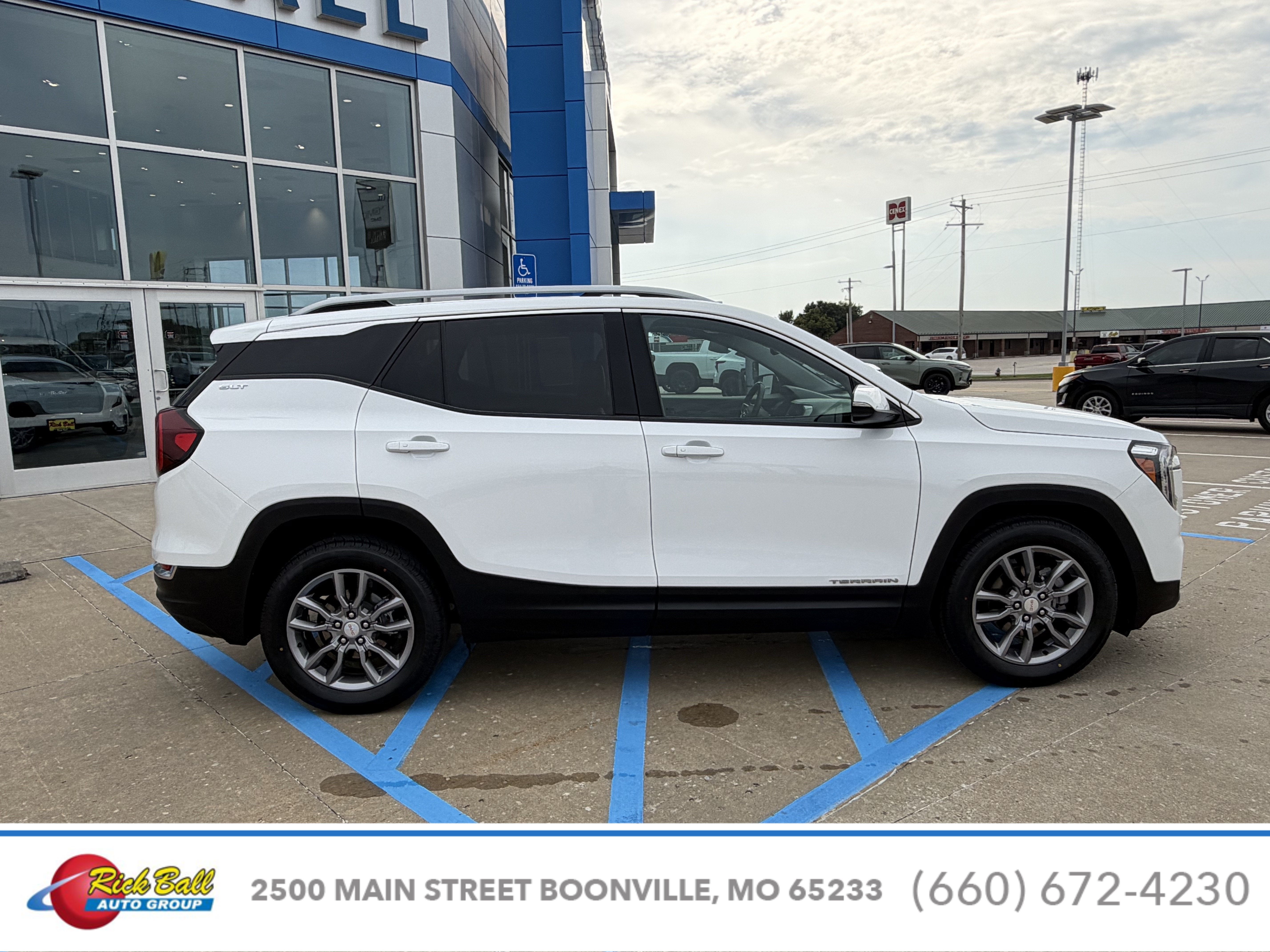 2024 GMC Terrain SLT - Photo 6