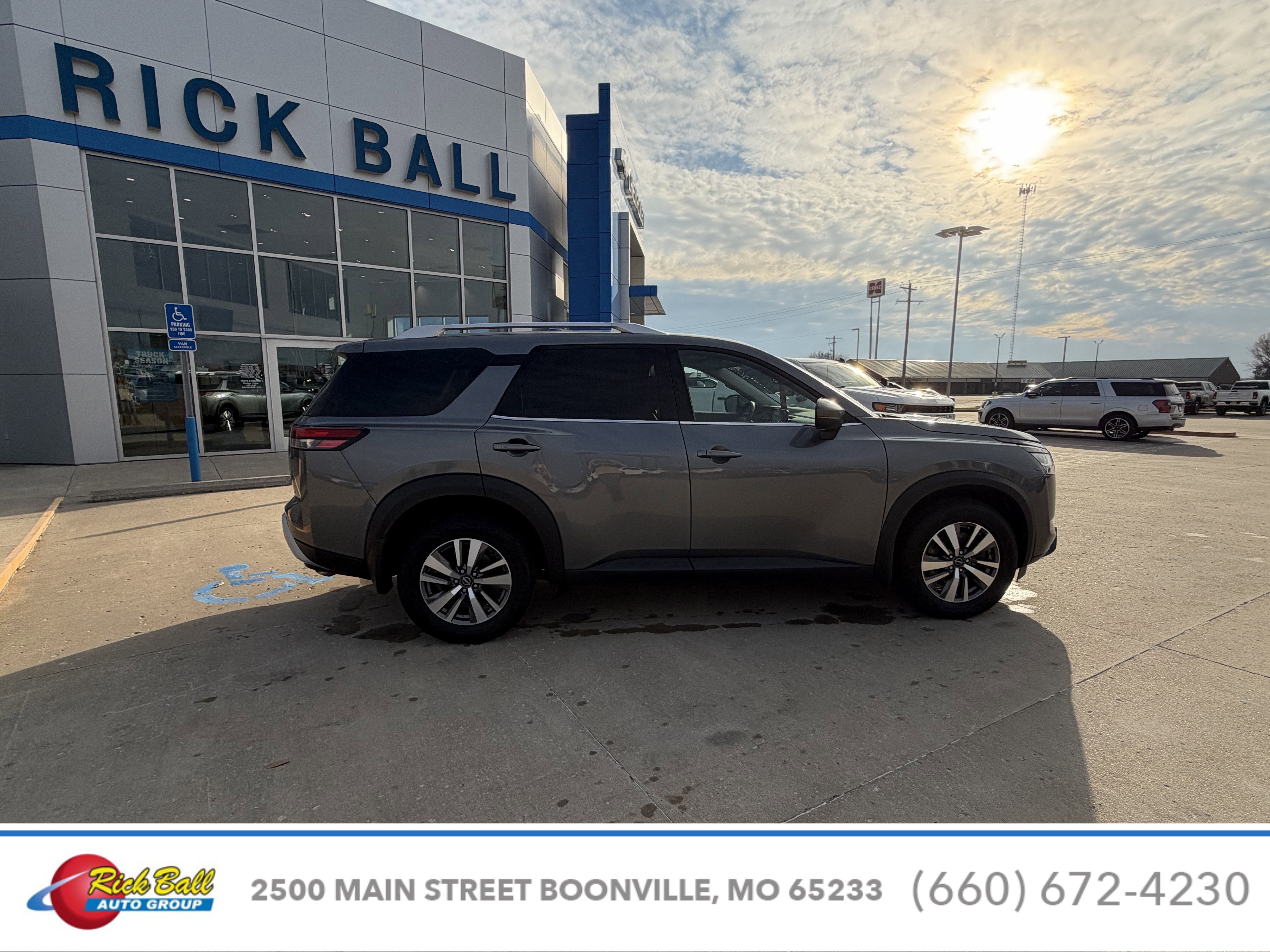 2022 Nissan Pathfinder SL