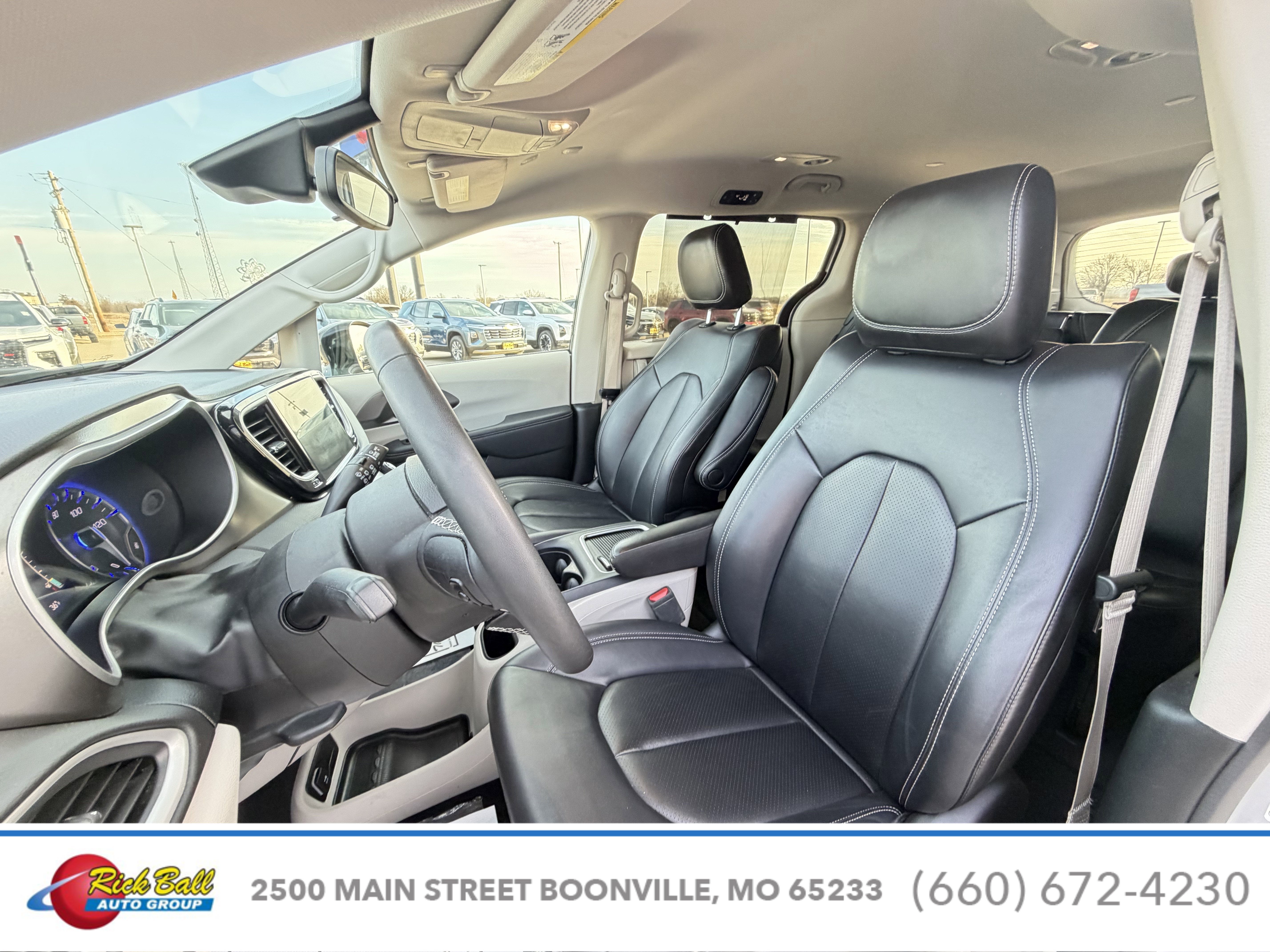 2024 Chrysler Pacifica Touring L - Photo 10