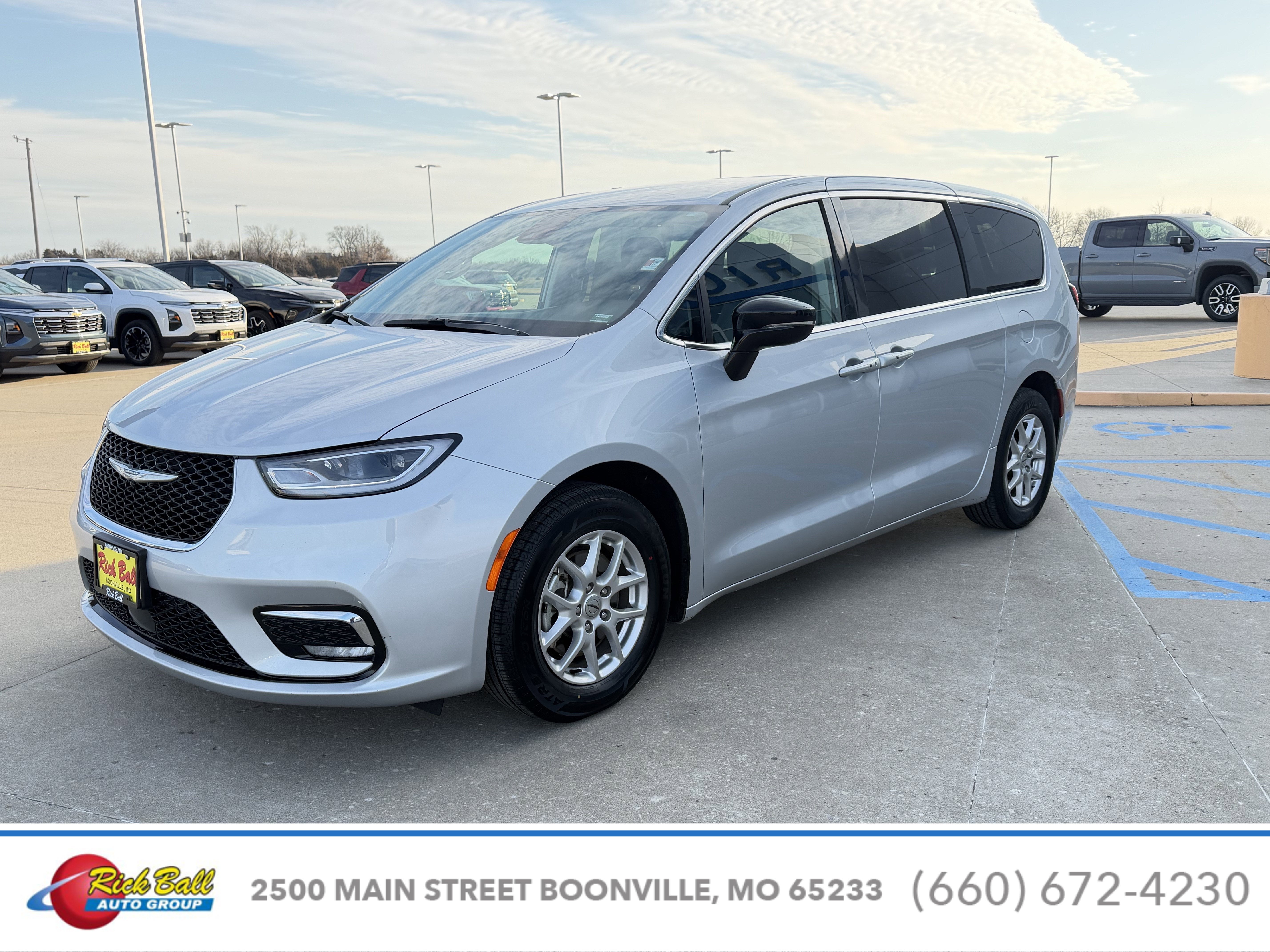 Used 2024 Chrysler Pacifica Touring L with VIN 2C4RC1BG6RR162720 for sale in Kansas City