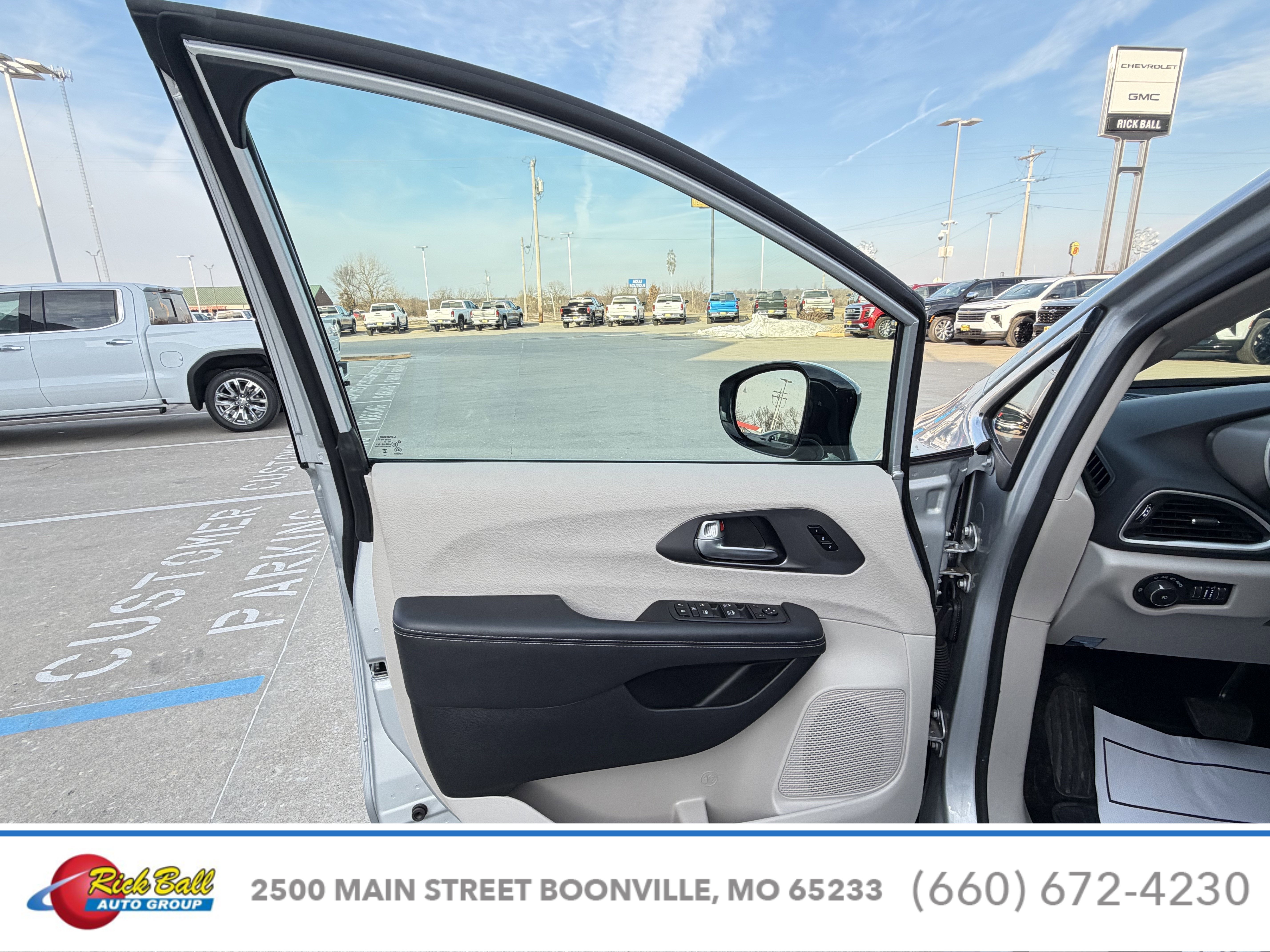 2024 Chrysler Pacifica Touring L - Photo 8