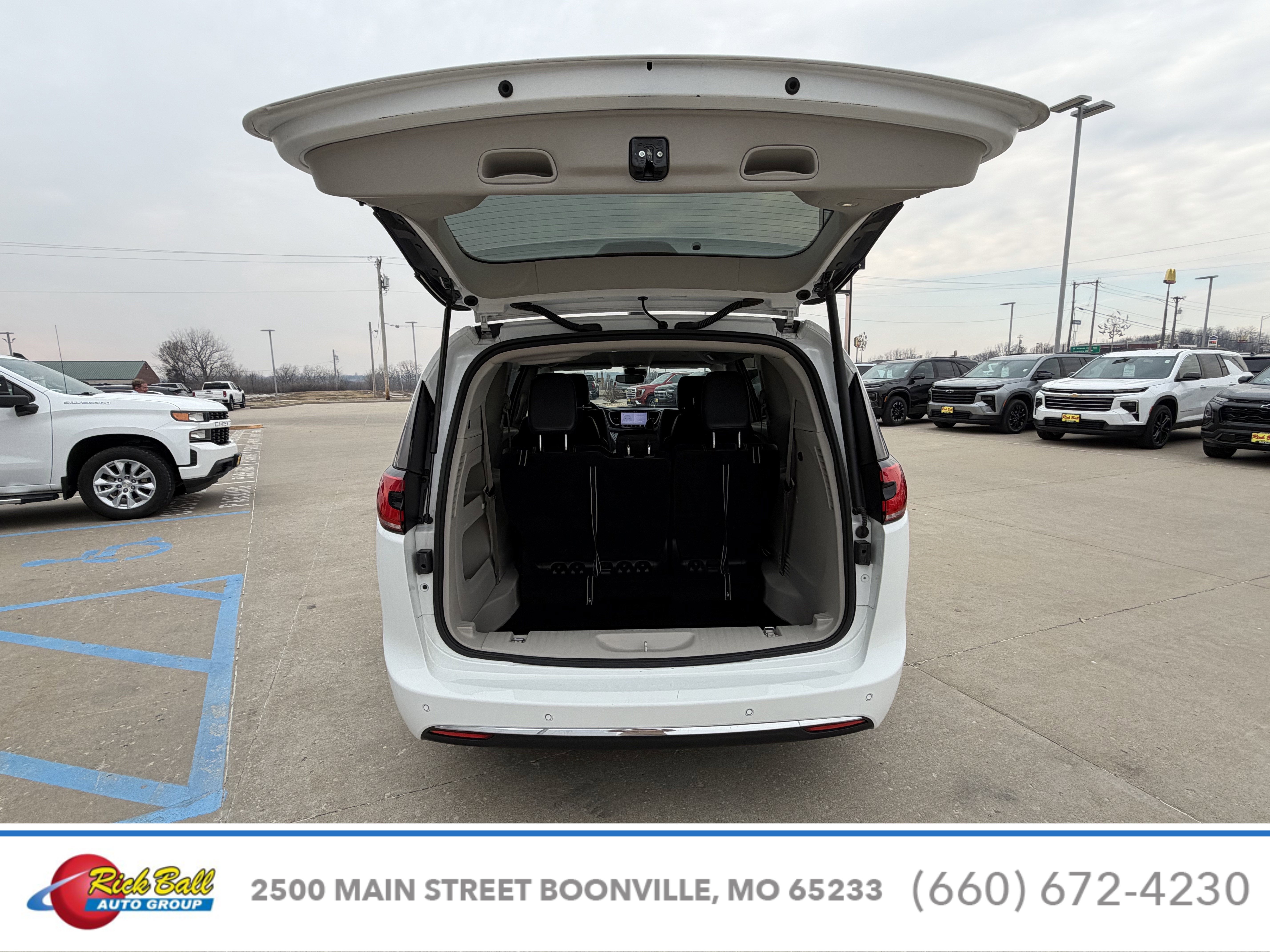 2024 Chrysler Pacifica Touring L - Photo 5